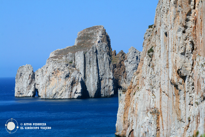 Porto Flavia con el farallón del Pan de Azúcar al fondo