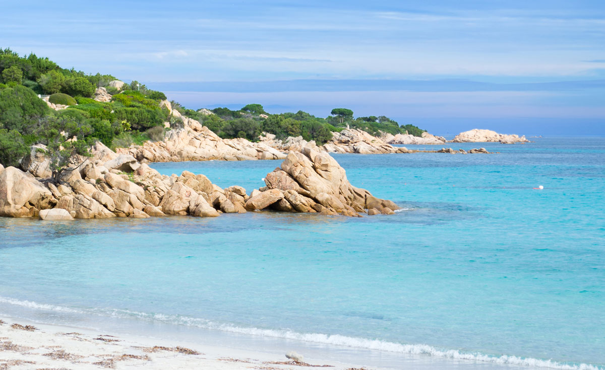 Aguas turquesa en las playas de la Costa Esmeralda de Cerdeña