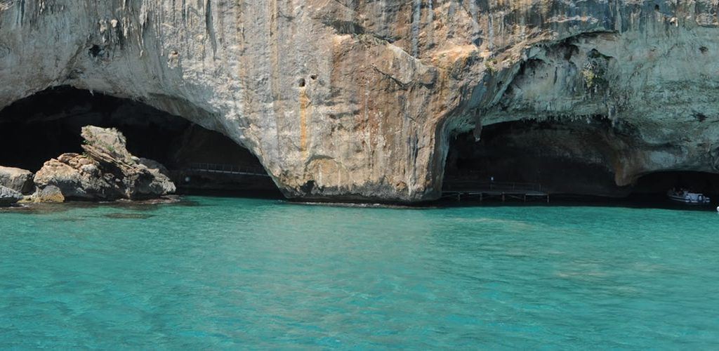 Entrada a la cueva del Bue Marino