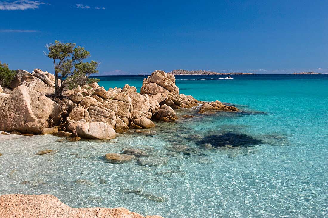 Cala Capriccioli, una de las mejores playas de la Costa Smeralda