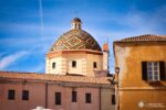 Apartamentos en Cerdeña Iglesia de San Michele y su colorida cúpula. Alghero